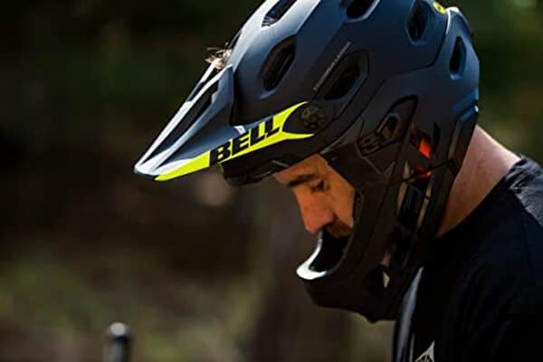 Découvrez notre test du casque Bell Super DH noir taille M : confort, performance et sécurité au rendez-vous pour les amateurs de VTT et descente.