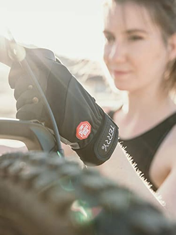 Découvrez notre analyse détaillée des gants de cyclisme Terry FF pour femme : confort, rembourrage, et performance sont au rendez-vous pour des balades agréables
